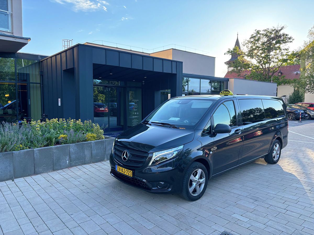 Siófok Taxi 0 - 24, hogy mindenki jól járjon! Siófok taxi, minibusz és reptéri transzfer. Siófok Vip car Service. Angolul és Németül beszélő sofőr, Budapest - Balaton Transzfer.
