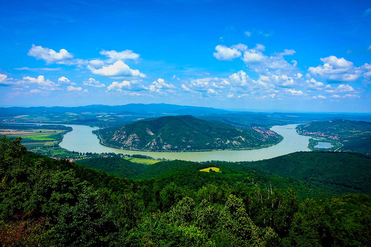 DANUBE BEND VISEGRÁD - TRANSFER FROM VIENNA TO BUDAPEST with AMAZING scenic tour via Danube Bend. Excursion into Hungary's history. Transport from Vienna to Budapest via Danube Bend. Private car transfer with English, German, Hungarian speaking driver.