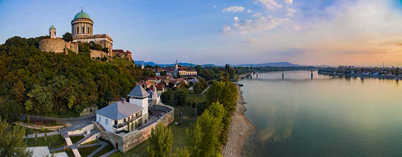 AMAZING TRANSFER FROM VIENNA TO BUDAPEST with scenic tour to Danube Bend.Transport from Vienna to Budapest or from Budapest to Vienna via Danube Bend. Excursion into Hungary's history - Esztergom, Visegrád, Szentendre. Private car transfer with English speaking driver.