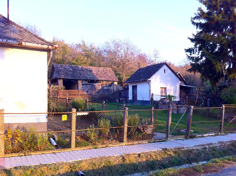 ELADÓ INGATLAN, olcsó falusi ház a Balaton régióban Bedegkéren. Siófoktól fél órányira, olcsó falusi parasztház a Balaton közelében, szép fekvésű faluban eladó. A ház modernizálásra szorul, de beköltözhető! Falusi CSOK igényelhető.