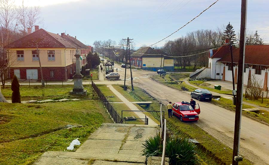 ELADÓ INGATLAN, olcsó falusi ház a Balaton régióban Bedegkéren. Siófoktól fél órányira, olcsó falusi parasztház a Balaton közelében, szép fekvésű faluban eladó. A ház modernizálásra szorul, de beköltözhető! Falusi CSOK igényelhető.