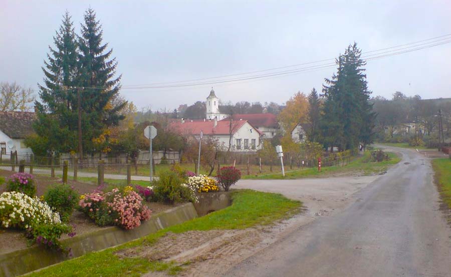 ELADÓ INGATLAN, olcsó falusi ház a Balaton régióban Bedegkéren. Siófoktól fél órányira, olcsó falusi parasztház a Balaton közelében, szép fekvésű faluban eladó. A ház modernizálásra szorul, de beköltözhető! Falusi CSOK igényelhető.