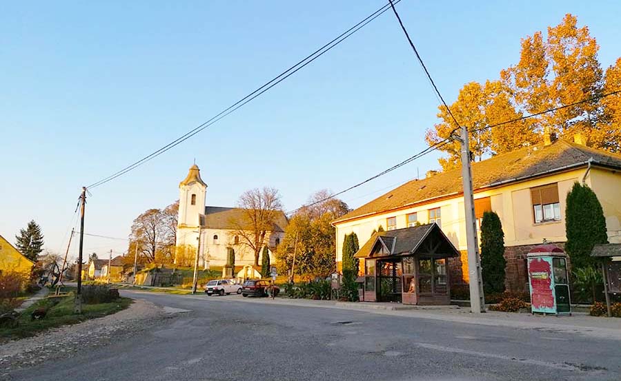 IMMOBILIE, LANDESHAUS IN UNGARN, Luxus topsaniertes Bauernhaus ist zum Kaufen.Ein wiederbelebetes Mirakel - Im Balaton-Region, in einem schön gelegenem Dorf, 30 Min. nah zum Balaton-Hauptstadt, Siófok, luxuriöses Bauernhaus mit Qualität-Mobiliar, am Hauptplatz ist spottbillig um Halben Preis zum Verkaufen.