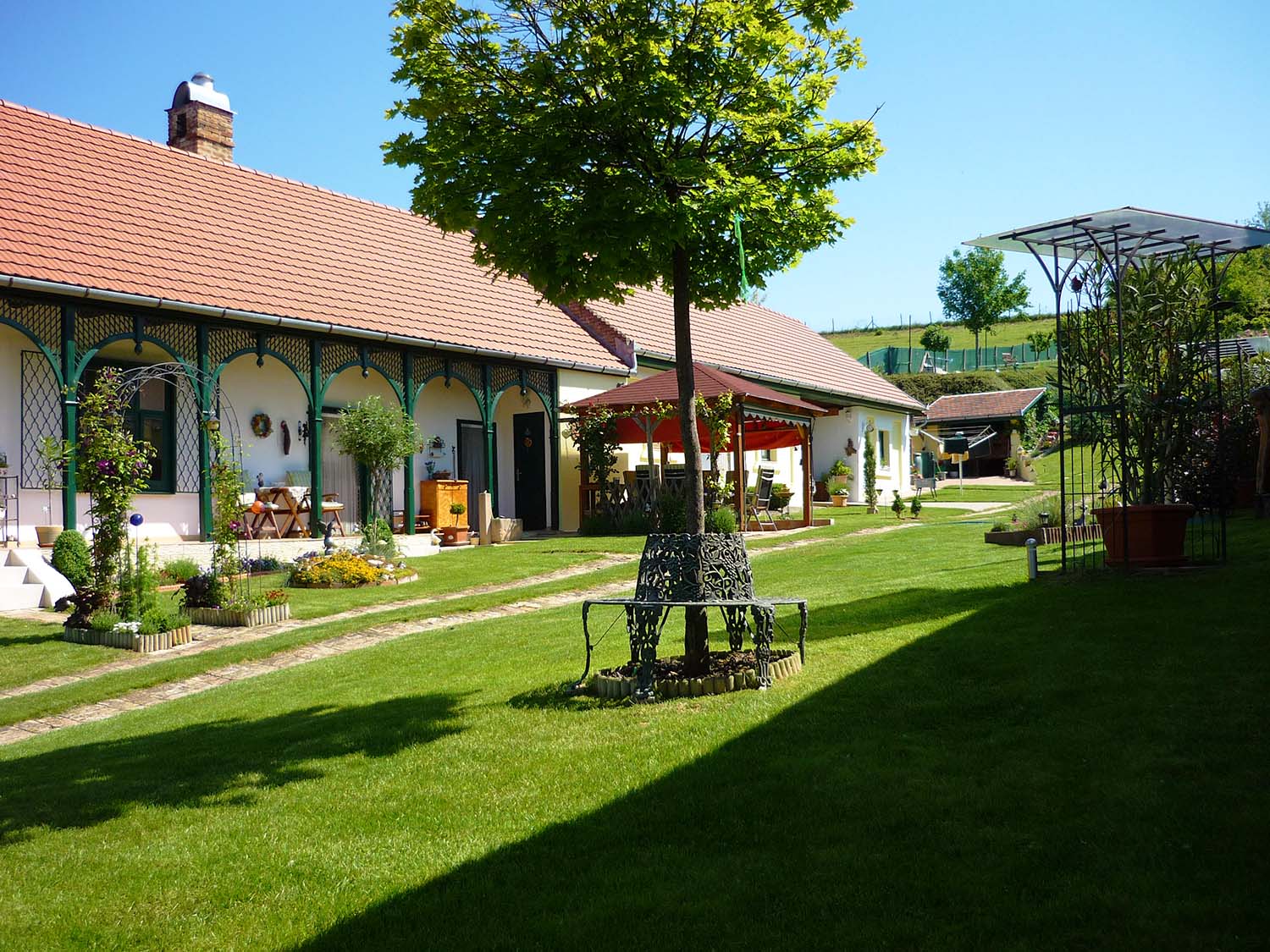 IMMOBILIE, LANDESHAUS IN UNGARN, Luxus topsaniertes Bauernhaus ist zum Kaufen.Ein wiederbelebetes Mirakel - Im Balaton-Region, in einem schön gelegenem Dorf, 30 Min. nah zum Balaton-Hauptstadt, Siófok, luxuriöses Bauernhaus mit Qualität-Mobiliar, am Hauptplatz ist spottbillig um Halben Preis zum Verkaufen.