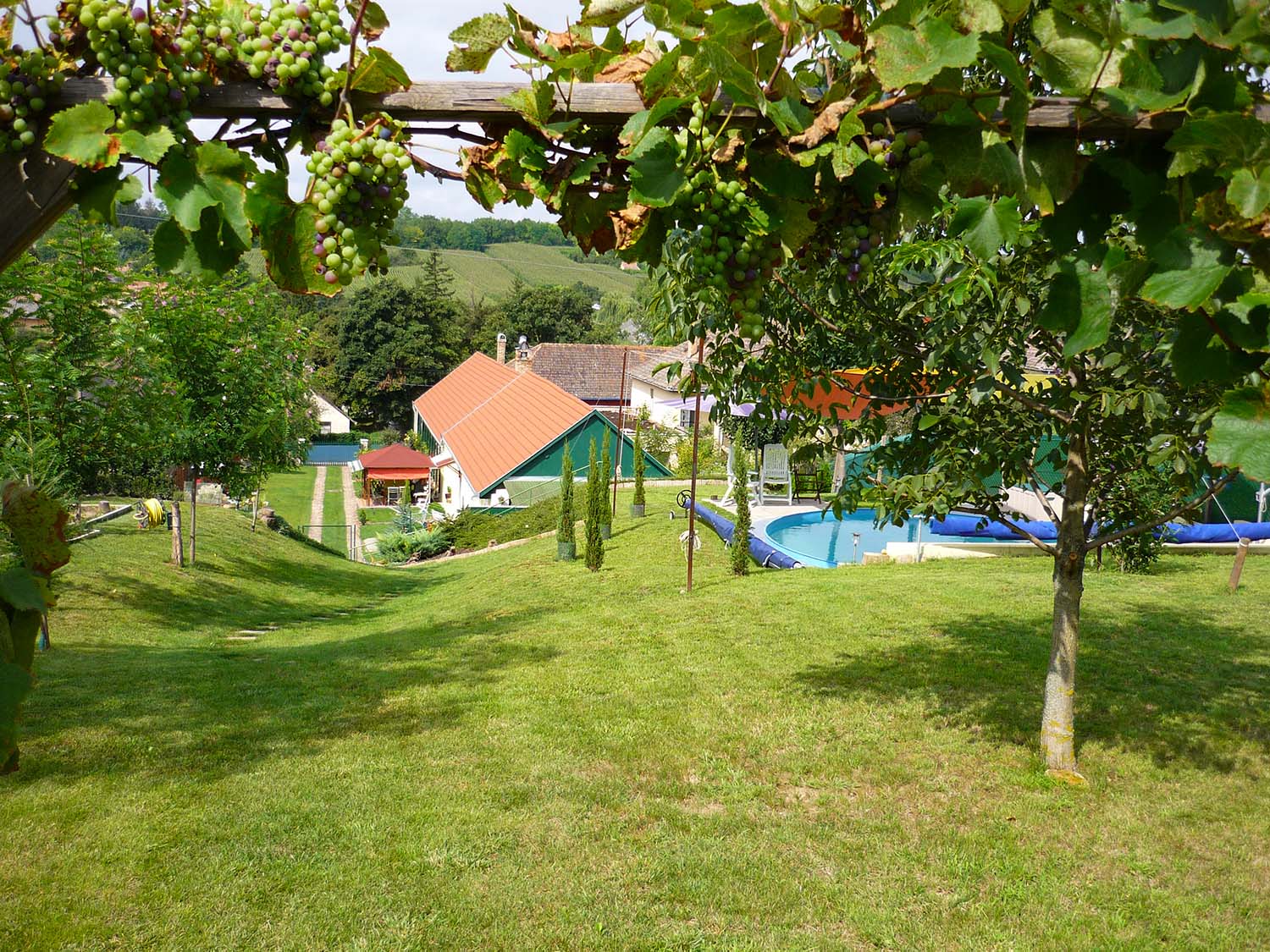 IMMOBILIE, LANDESHAUS IN UNGARN, Luxus topsaniertes Bauernhaus ist zum Kaufen.Ein wiederbelebetes Mirakel - Im Balaton-Region, in einem schön gelegenem Dorf, 30 Min. nah zum Balaton-Hauptstadt, Siófok, luxuriöses Bauernhaus mit Qualität-Mobiliar, am Hauptplatz ist spottbillig um Halben Preis zum Verkaufen.