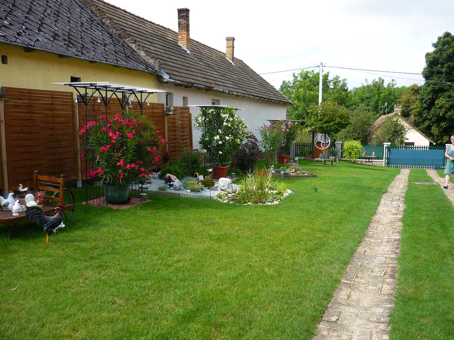 ELADÓ INGATLAN, olcsó falusi ház a Balaton régióban Bedegkéren. Siófoktól fél órányira, olcsó falusi parasztház a Balaton közelében, szép fekvésű faluban eladó. A ház modernizálásra szorul, de beköltözhető! Falusi CSOK igényelhető.