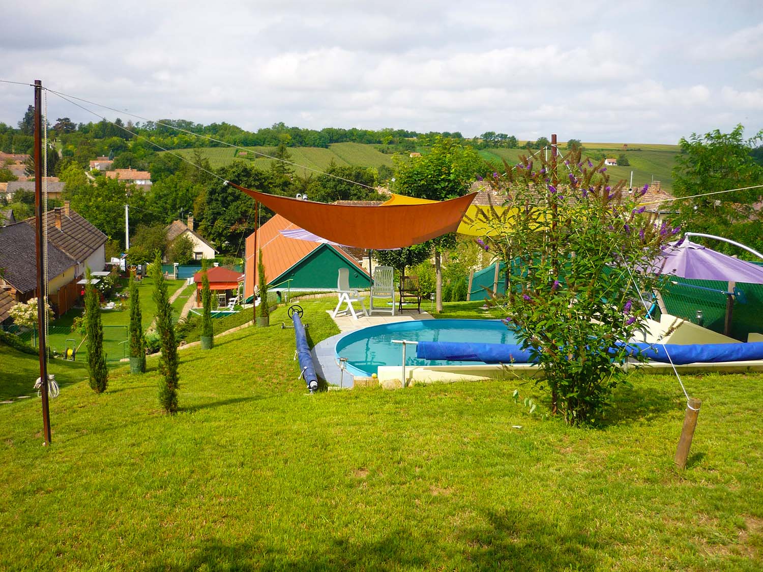 IMMOBILIE, LANDESHAUS IN UNGARN, Luxus topsaniertes Bauernhaus ist zum Kaufen.Ein wiederbelebetes Mirakel - Im Balaton-Region, in einem schön gelegenem Dorf, 30 Min. nah zum Balaton-Hauptstadt, Siófok, luxuriöses Bauernhaus mit Qualität-Mobiliar, am Hauptplatz ist spottbillig um Halben Preis zum Verkaufen.