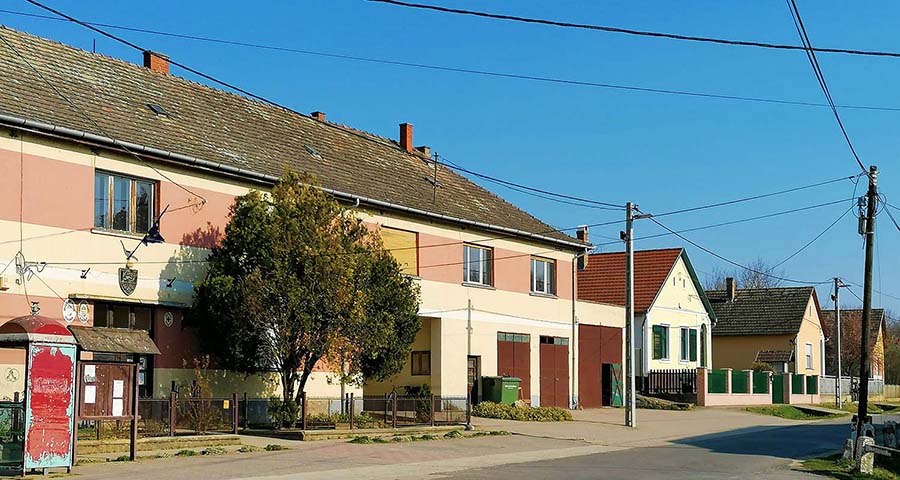 IMMOBILIE, LANDESHAUS IN UNGARN, Luxus topsaniertes Bauernhaus ist zum Kaufen.Ein wiederbelebetes Mirakel - Im Balaton-Region, in einem schön gelegenem Dorf, 30 Min. nah zum Balaton-Hauptstadt, Siófok, luxuriöses Bauernhaus mit Qualität-Mobiliar, am Hauptplatz ist spottbillig um Halben Preis zum Verkaufen.