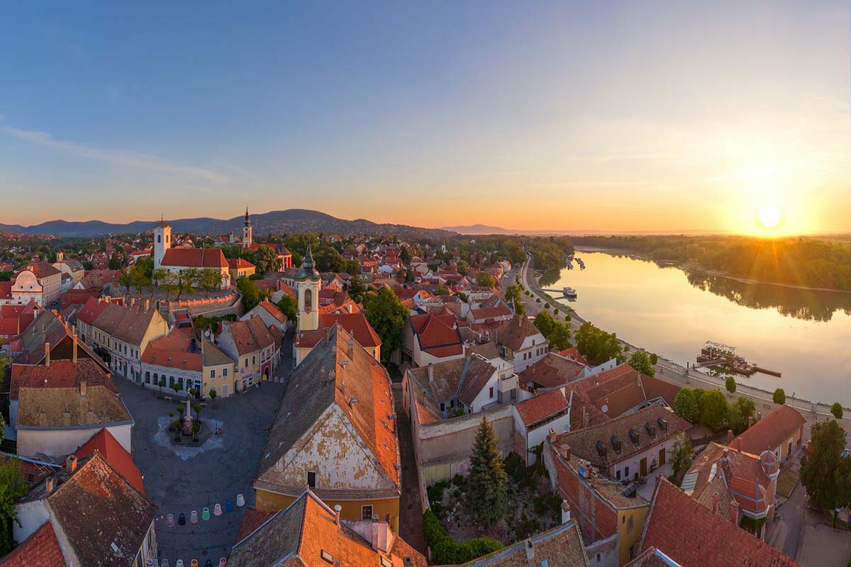 DANUBE BEND SZENTENDRE - TRANSFER FROM VIENNA TO BUDAPEST with AMAZING scenic tour via Danube Bend. Excursion into Hungary's history. Transport from Vienna to Budapest via Danube Bend. Private car transfer with English, German, Hungarian speaking driver. height=