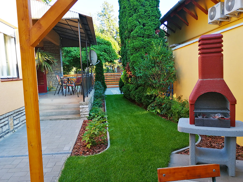 Beschreibung Siófok Ferienhaus Anna. - Eine schattige Terasse mit Terassenmöbel und ein Grillplatz steht noch zur Verfügung. - Das Haus hat ca. 80 m2 Grundfläche + Dachraum. Parterre findet man: 1 Wohnzimmer, 1 Schlafzimmer, 1 Küche mit Eßecke, 1 WC, 1 Bad, 1 Terrasse. Etage: 2 Schlafzimmer (Klimaanlage), 1 WC, 1 Balkon.