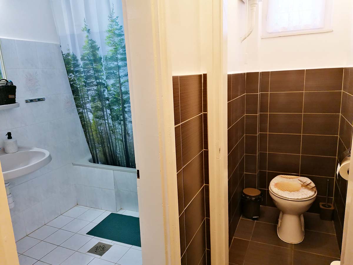 A háro szobás ház egy fürdőszobával rendelkezik, mely a földszinten található. A földszinten van egy külön WC is. Az emeleten található további két hálószobához egy WC kézmosóval tartozik. 