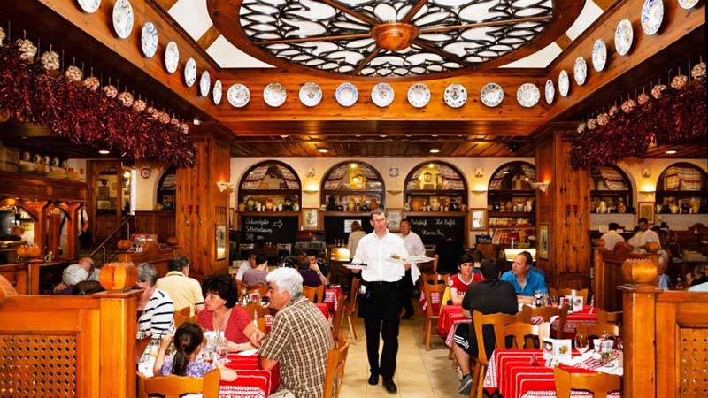 Transfer Vienna <-> Budapest + STOP for lunch at the border Paprika Csárda is located directly by the M1 motorway right next to the Hegyeshalom border crossing station.