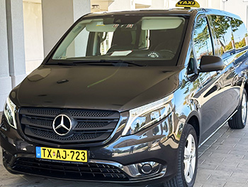 Prémium utazás hagyományos taxi áron a Siófokon és a Balatonnál. Tegye az utazást élménnyé! Prémium kategóriás taxival és modern minibuszal VIP színvonalú személyszállítást biztosítok a Balaton körzetében a normál taxik áráért. Pontos, udvarias és idegen nyelveket beszélő sofőr várja hívását a nap 24 órájában. Spóroljon 50 százalékot a reptéri transzferen! Kérjen ajánlatot még ma! Amennyiben a repülőtéri transzferét egy meglévő vissza fuvarral össze tudom hangolni, a fuvar árából akár 50 százalék kedvezményt biztosítok Önnek. Hogyan alakulnak az árak / viteldíjak? Nincsenek rejtett költségek: Ön mindig azt az árat fizeti, amit telefonon vagy e-mailben visszaigazoltam. Kérem, vegye figyelembe, hogy a kiemelt főszezoni hétvégéken, ünnepeken és fesztiválok alatt a megnövekedett forgalom és menetidő miatt a taxi árak az alap taxi tarifától eltérhetnek. Érdemes előre foglalni a biztos és fix áras utazáshoz! Taxi rendelés: +36309366966 Prémium utazás hagyományos taxi áron a Siófokon és a Balatonnál. Tegye az utazást élménnyé! Prémium kategóriás taxival és modern minibuszal VIP színvonalú személyszállítást biztosítok a Balaton körzetében a normál taxik áráért. Pontos, udvarias és idegen nyelveket beszélő sofőr várja hívását a nap 24 órájában. Spóroljon 50 százalékot a reptéri transzferen! Kérjen ajánlatot még ma! Amennyiben a repülőtéri transzferét egy meglévő vissza fuvarral össze tudom hangolni, a fuvar árából akár 50 százalék kedvezményt biztosítok Önnek. Hogyan alakulnak az árak / viteldíjak? Nincsenek rejtett költségek: Ön mindig azt az árat fizeti, amit telefonon vagy e-mailben visszaigazoltam. Kérem, vegye figyelembe, hogy a kiemelt főszezoni hétvégéken, ünnepeken és fesztiválok alatt a megnövekedett forgalom és menetidő miatt a taxi árak az alap taxi tarifától eltérhetnek. Érdemes előre foglalni a biztos és fix áras utazáshoz! Taxi rendelés: +36309366966