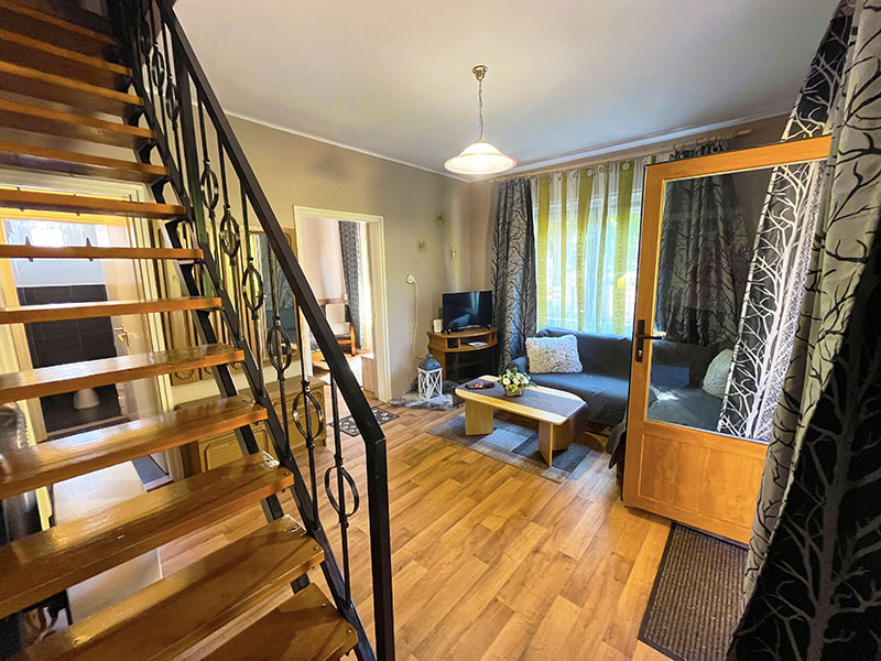 A ház az elmúlt években teljes felújításon és modernizáláson esett át, de igyekeztünk megőrizni a klasszikus balatoni nyaraló stilusát. A ház nett, egyszerű, olcsón bérelhető - ideális családok számára rövidebb - hosszab nyaralásra. Alapterülete kb. 80 m2 Füldszint: 1 nappali, 1 francia ágyas háló, 1 konyha - étkező, 1 WC, 1 fürdő, 1 fedett árnyas terasz. Emelet: 2 kétágyas szoba, 1 WC, 1 balkon. Biztonságos zárt parkoló az ingatlanon legalább 3 személyautó számára. Az udvart külső térfigyelő kamera is biztosítja. Az utca lakó-pihenő övezet, kevés forgalommal (ez ritka előny Siófok belvárosban). Ha kimozdulnának, akkor sincs szükségük autóra, köszönhetően a központi elhelyezkedésnek.