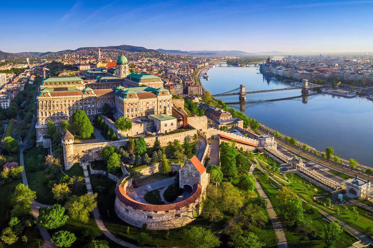 DOMESTIC LONG DISTANCE TAXI RIDES - TRANSFER RATES FROM / TO BUDAPEST. Taxi, minibus passenger transport in Hungary from or to Budapest. Private car transfers with English speaking driver. Distances, duration, taxi fees, transfer prices.