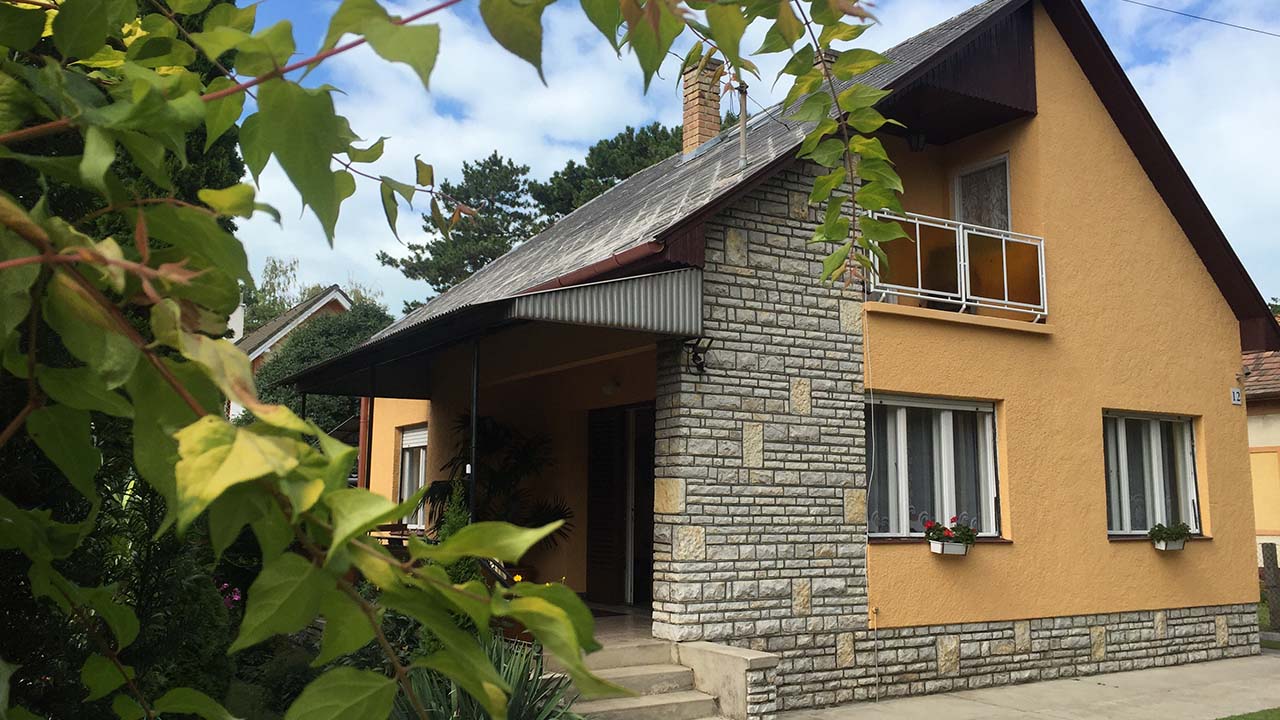 UNTERKUNFT SIÓFOK IM ZENTRUM, STRANDNAH, BILLIG. PRIVATHAUS ZUM MIETEN Selbstständiges nettes Privat Unterkunft, Privat Ferienhaus in Siófok ist zum Mieten. Einfach, preisvert. bequem, vom deutschsprachigen Besitzer.